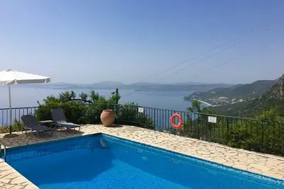 Image de Villa élégante, climatisation, piscine privée, vue imprenable sur la mer depuis toutes les chambres / terrasses à proximité de Nissaki!