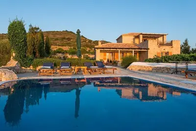 Image de Maison en pierre de style zakynthien avec vue magnifique sur la mer, piscine à débordement privée et jacuzzi extérieur!