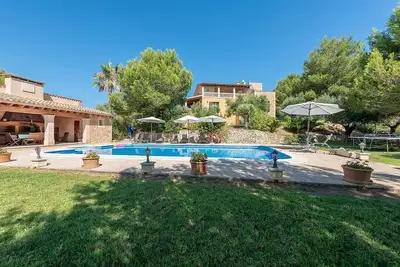 Image de Belle et très confortable maison avec grande piscine privée et barbecue!