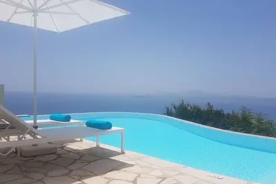 Image de Villa élégante avec A / C, piscine privée à débordement, vues spectaculaires sur la mer de la baie d'Agni et de la ville de Corfou!