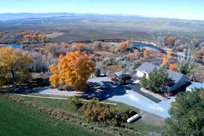 Image de Grande maison de luxe privée sur la rivière avec une vue magnifique!