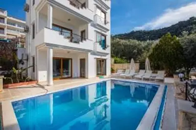 Villa spacieuse, 4 chambres avec salle de bain, à 100m de la plage, vue imprenable, piscine privée