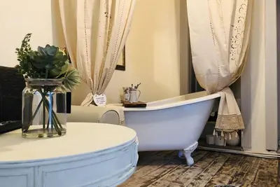 Image de Retraite romantique. Baignoire sur pied disponible!