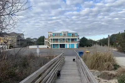 Image de Superbes vues sur l'océan! 7 chambres (3 maîtres) directement sur la plage avec une piscine!