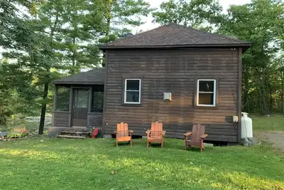Image de Détendez-vous et détendez-vous dans cette paisible cabane du lac Trout - Comprend un bateau à moteur et une connexion Wi-Fi