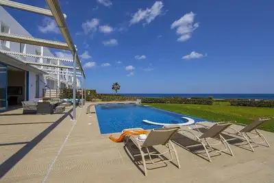 Image de Superbe villa face à la mer au coeur de Protaras, piscine privée, grand jardin et vue panoramique!