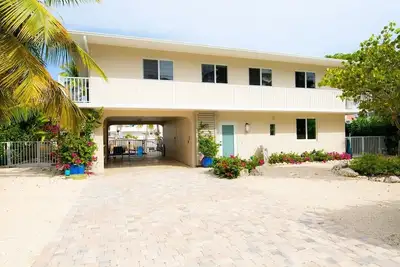 Image de Maison mignonne et confortable avec 3 chambres au bord du canal - 137 Cortez Dr.