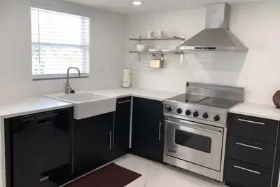 Image de Emplacement récemment rénové de 2 lits-1 salle de bain Brickell