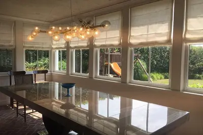 Image de superbe maison menthe décorée avec un champ ouvert à l'arrière