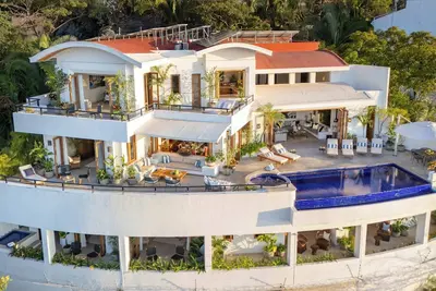 Image de Vues sur l'océan à couper le souffle, cascade, piscine à débordement chauffée, cuisinier / personnel, Wifi gratuit, climatisation