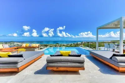 Image de Villa contemporaine de 3 chambres, magnifique terrasse et piscine à débordement, salle de sport bien équipée