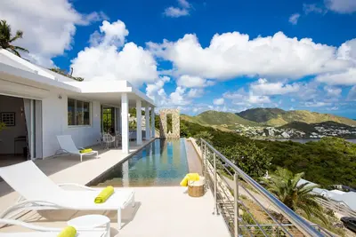 Image de Vues spectaculaires sur le lever du soleil, l'océan et l'île, piscine à débordement de 47 pieds, wifi gratuit