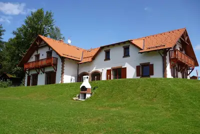 Image de Maison de vacances avec cheminée, sauna et jardin au bord du lac Lipno