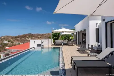 Image de Villa contemporaine avec vue sur la baie et l'océan, piscine chauffée, cuisine équipée
