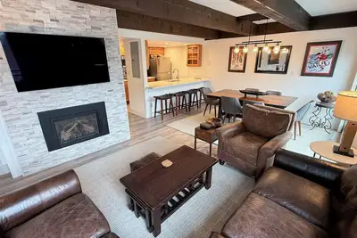 Image de Condo de niveau supérieur 3br avec 2 cheminées et une laveuse / sécheuse dans l'unité ** Voir une visite en 3d du condo