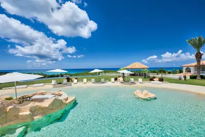 Image de 2 grandes piscines chauffées, court de tennis, étang de Koi, gymnase bien équipé, Wifi gratuit
