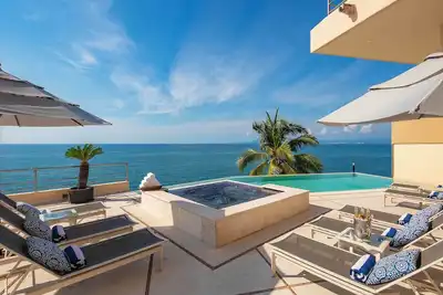 Image de Emplacement et vues à couper le souffle, piscine chauffée à débordement, personnel complet inc. Chef, Ac, Wifi gratuit