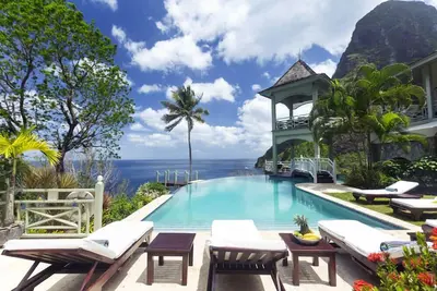 Image de Vues hypnotiques fascinantes sur Piton / l'océan, personnel complet, y compris chef, climatisation, piscine, Wifi gratuit, concierge