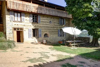 Image de Gîte spacieux avec cheminée, jardin, équipements bébé et animaux acceptés, proche nature et randonnée.