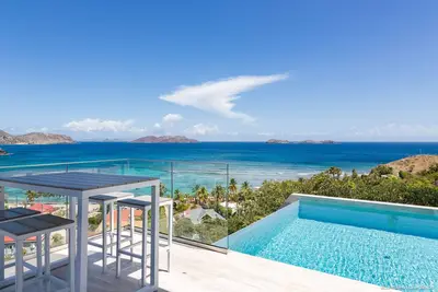 Image de Grande piscine chauffée entourée d'une terrasse ensoleillée et d'une plage de sable, Wifi gratuit, minibar, climatisation