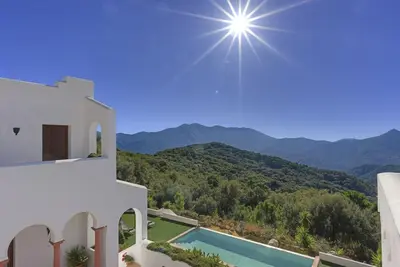 Image de Magnifique villa, piscine à débordement et vue à couper le souffle. Jusqu'à huit personnes