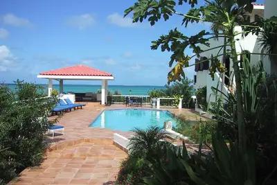 Image de 4 acres d'intimité et de superbes vues sur beige rouge côté français saint martin