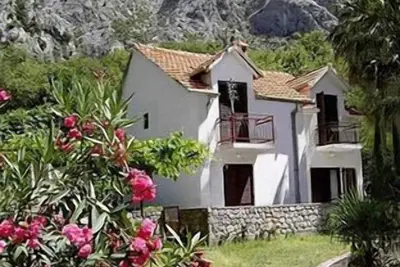 Image de Villa avec vue sur la montagne