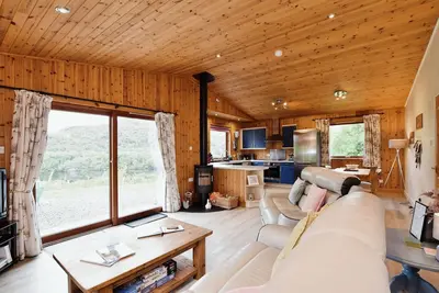 Image de Magnifique chalet 5 étoiles, 2 chambres, 2 salles de bains avec une vue imprenable et poêle à bois