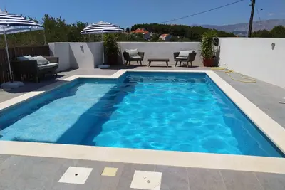 Image de Villa avec piscine, terrasses privées et grands jardins,