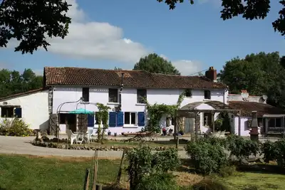 Image de L'Etable (2 chambres, 4/6 personnes) Ferme rénovée du 16ème siècle avec piscine