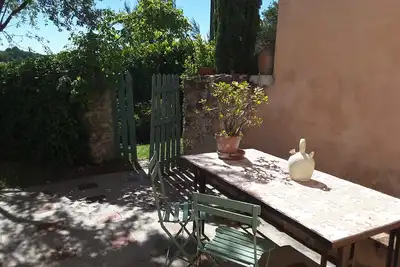 Image de Maison sur colline arborée face au village