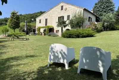 Image de maison de campagne en pierre restaurée avec soin