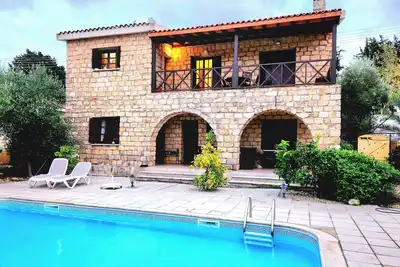 Image de <br>Villa chypriote en pierre avec piscine privée à 20 minutes de la plage de Paphos et Latchi