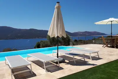 Image de Villa d'exception, avec piscine à débordement et sublime vue mer.