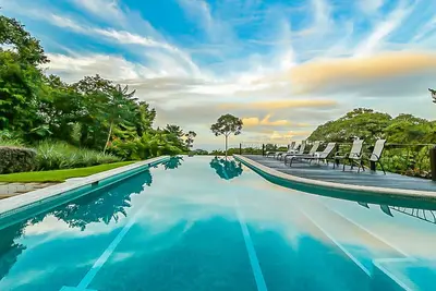 Image de Villa privée dans la jungle, avec vue sur l'océan, piscine à débordement, faune et air conditionné