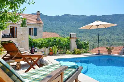 Image de Villa en pierre méditerranéenne avec piscine au coeur de l'île de Hvar