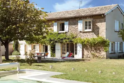 Image de Grande maison dans les vignes, avec du cachet et une grande piscine sécurisée