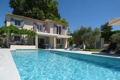 Charmante maison provençale, tout confort, grand jardin, piscine chauffée