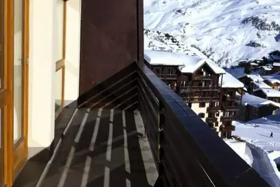 Image de Appartement avec grand balcon, chaleureux entièrement renovée