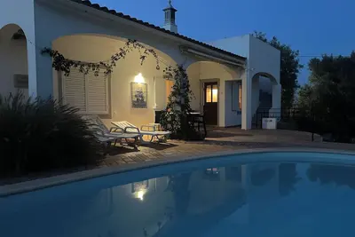 Image de Villa privée avec piscine privée dans un cadre calme et rural