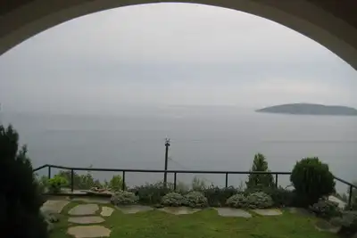 Image de Villa élégante avec plage privée, piscine, barbecue, sauna, jacuzzi et jardin d'herbes aromatiques