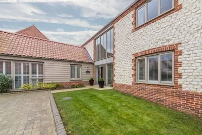 Image de Une nouvelle maison côtière de quatre chambres, meublée et décorée au plus haut niveau.