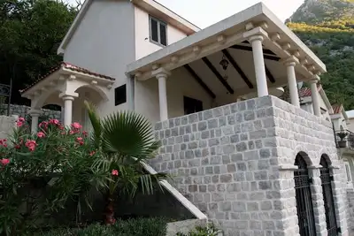 Image de Grande villa de luxe avec vue sur la baie avec barbecue et jardin