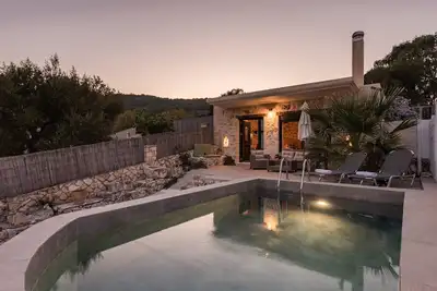 Image de maison en pierre nouvellement construite, vue à couper le souffle, à proximité de l'épave et de la grotte bleue