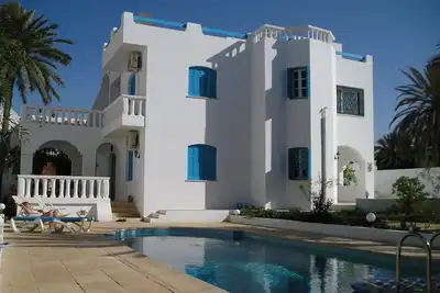 Image de villa avec piscine à 100m de la plage