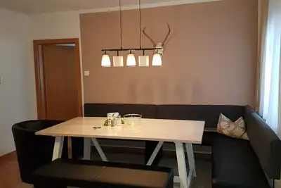 Image de Grand appartement de 125m² avec balcon et cheminée pour 6 à 12 personnes à Flattach!