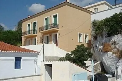 Image de Appartement à Stenies près de la capitale d'Andros, Grèce, vue imprenable sur le village et la mer