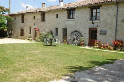 Image de Grande maison en pierre peut accueillir 8 campagne emplacement grande piscine