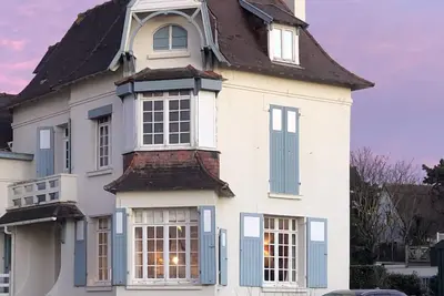 Image de Maison de caractère avec vue sur mer et accès immédiat à la plage, jardin fermé.