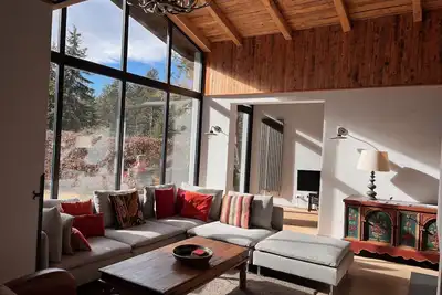 Image de Luxueux chalet de 5 chambres, 3 salles de bain à flanc de colline avec vue sur la frontière italienne.